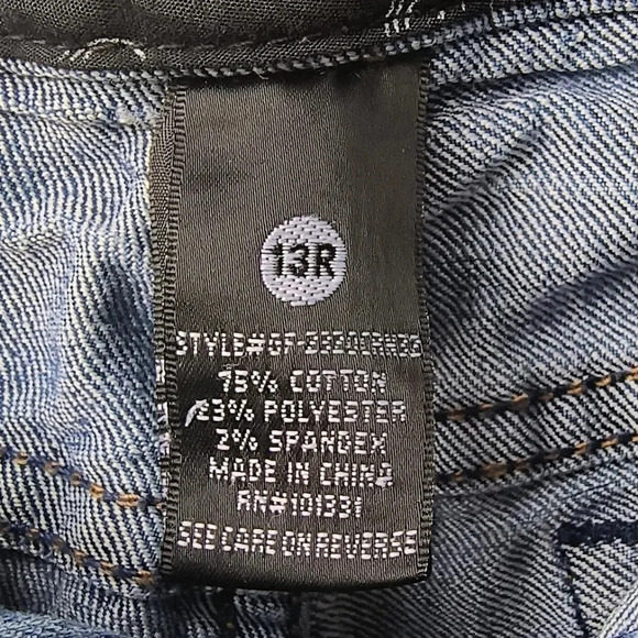 Refuge Women's Juniors Low Rise Cut Off Bermuda Stretchy Jean Shorts, 13R - Picture 3 of 11